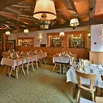Отель Restaurant Les Lilas Ле-Дьяблере